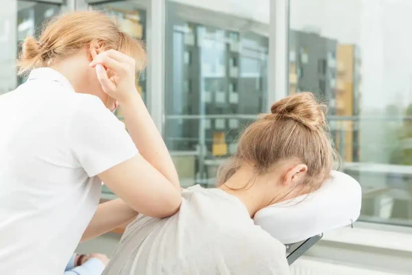 photo représentant un salarié se faisant masser au travail dans le cadre de la QVT (qualité de vie au travail) 3