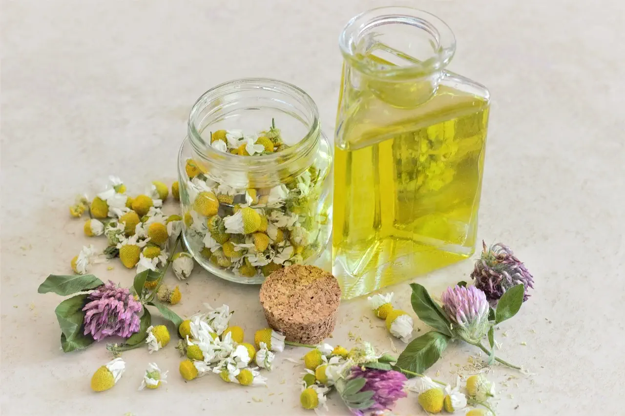 Fond d'écran représentant des fleurs séchés dans un pot en verre ainsi qu'un récipient contenant de l'huile
